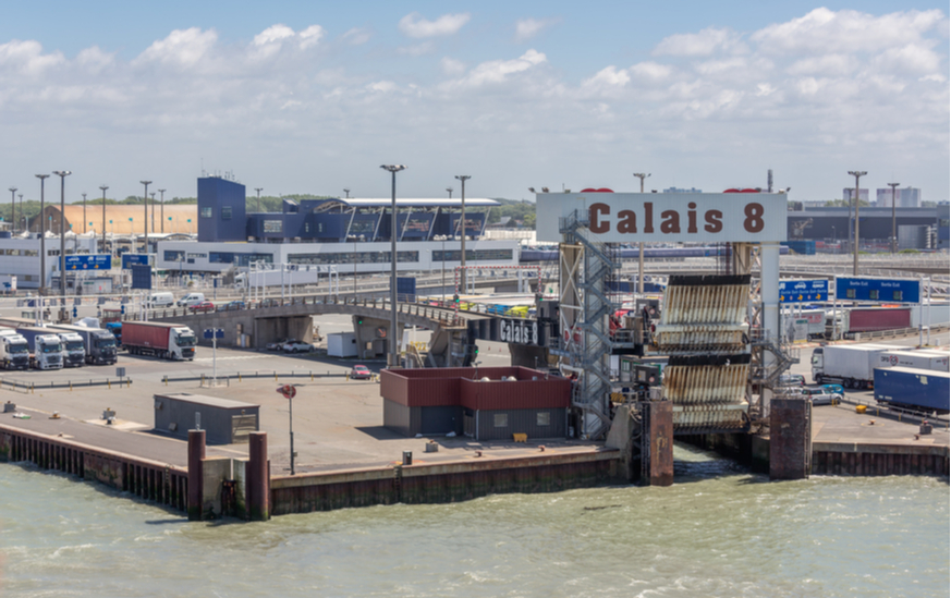 Grève des officiers du port de Calais : trafic à l’arrêt, bouchons de poids lourds sur l’A16